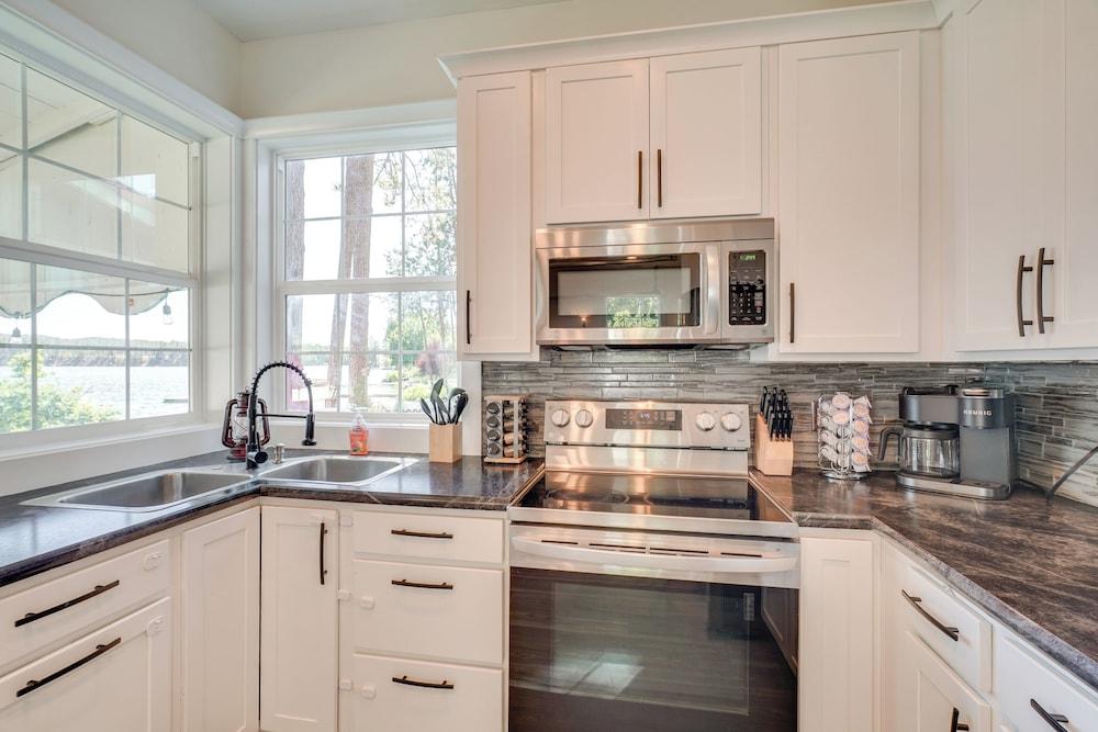 Waterfront Deck w/ Fire Pit: Lake Spokane Gem!