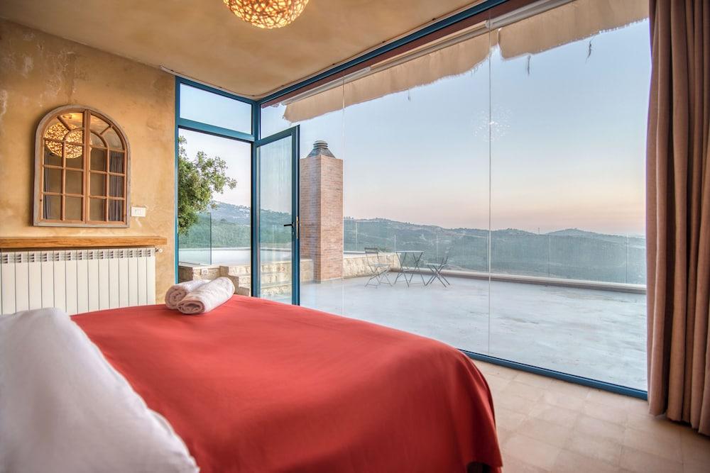 Red Oak House With Garden & Terrace in Assia, Batroun