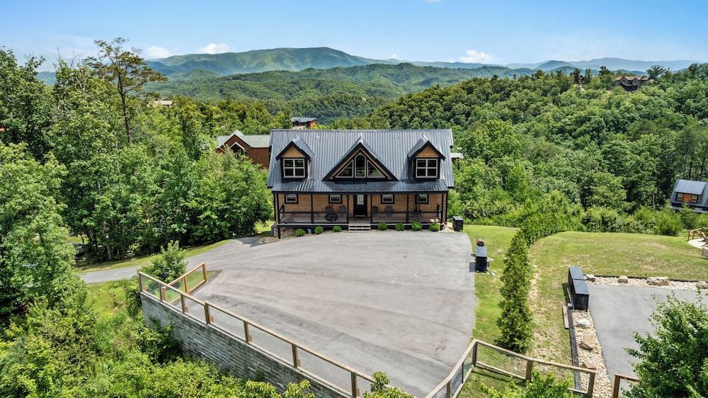 Amazing View Cabin w Gameroom Hot Tub Fire Pit