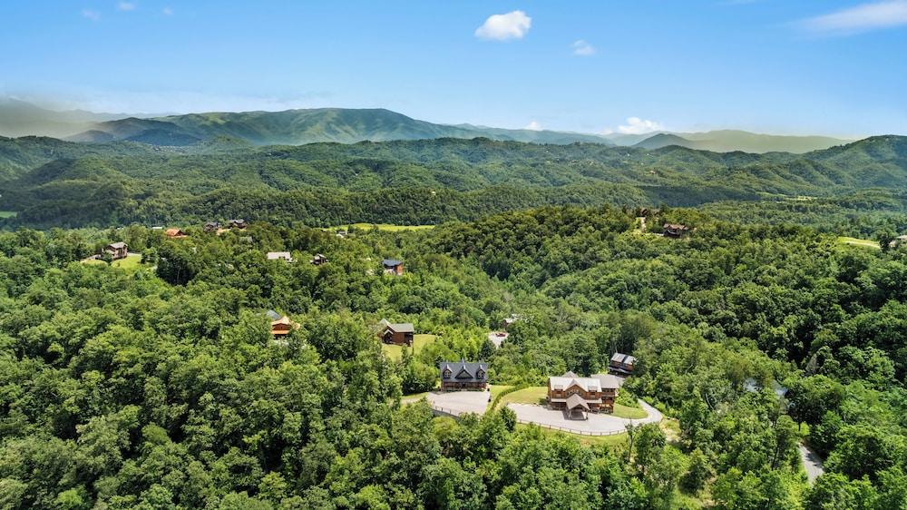 Amazing View Cabin w Gameroom Hot Tub Fire Pit