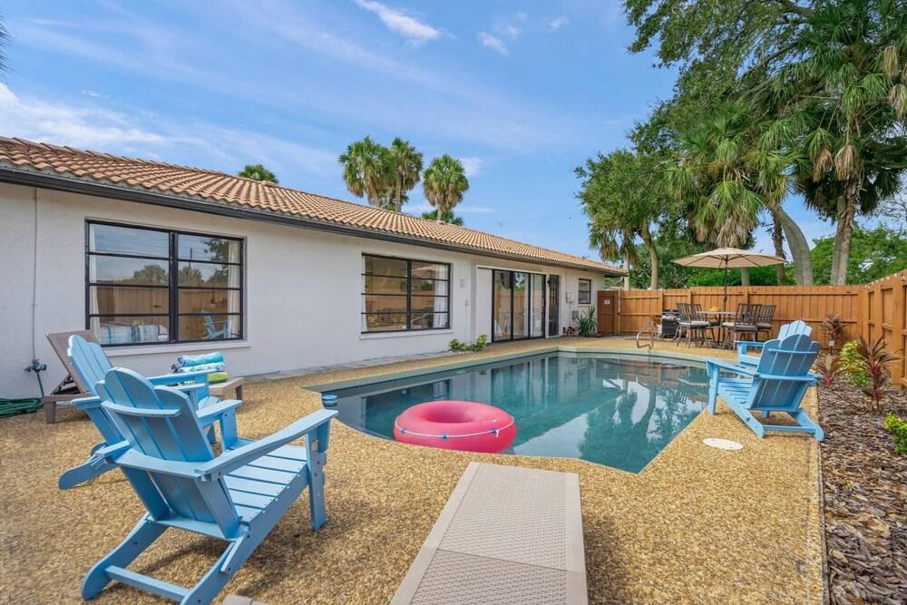 Gulf Gate Poolside Retreat