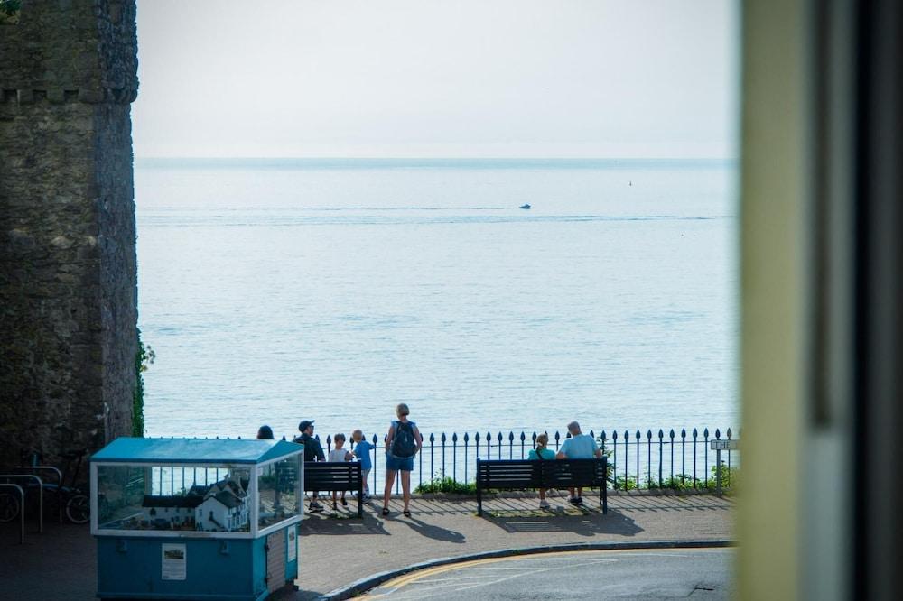 Beachcomber Seaside Apartment - 2 Bedroom - Tenby