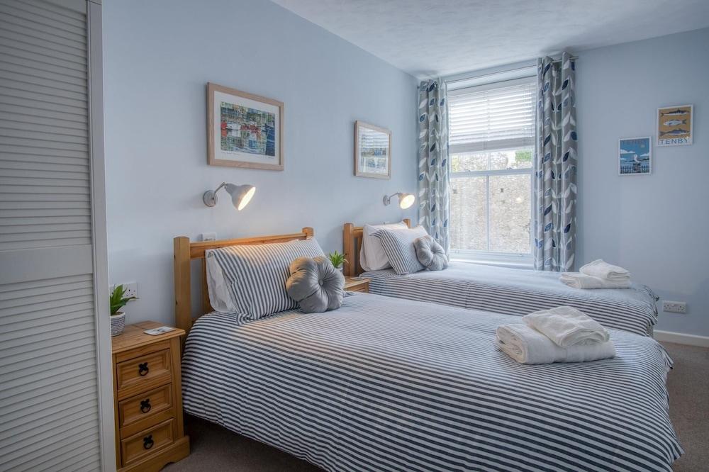 Beachcomber Seaside Apartment - 2 Bedroom - Tenby