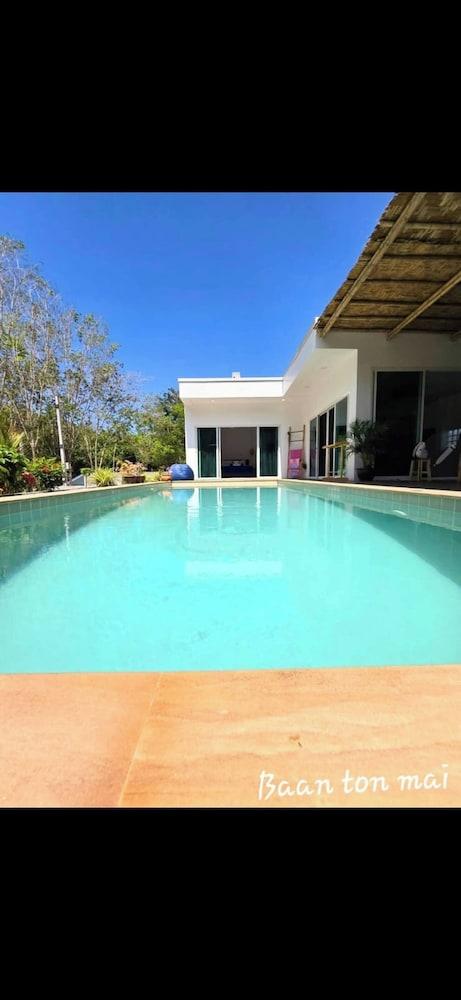 2 Bedrooms 400 m From the Beach