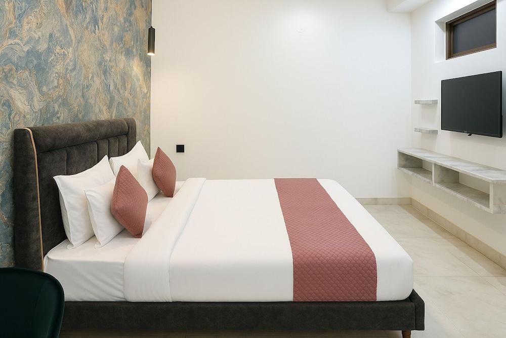 Let'stay- Sector-70 Noida