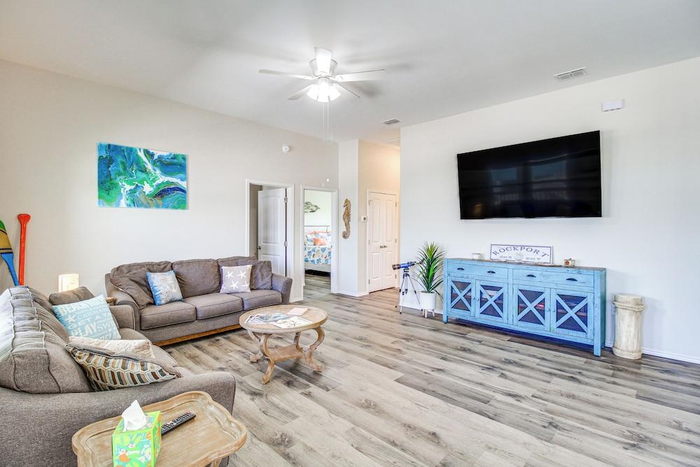 Walk to Water! Home w/ Pool Access in Rockport