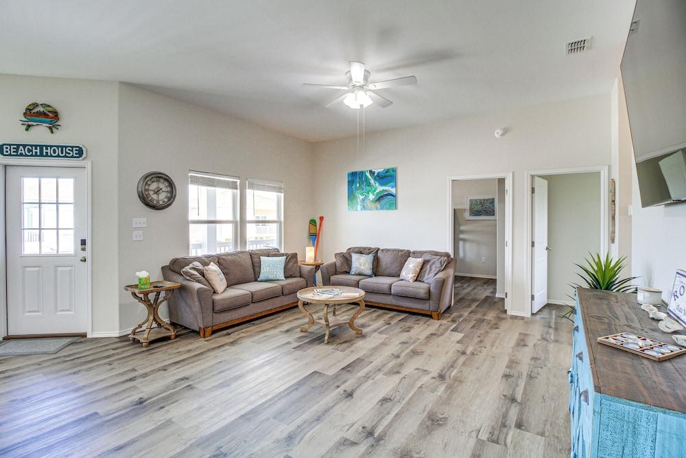 Walk to Water! Home w/ Pool Access in Rockport