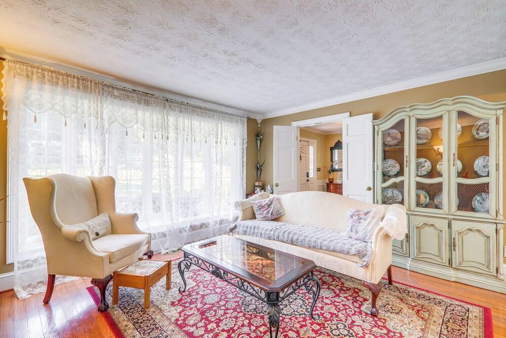 Game Room + Pond: Spacious Gainesville Getaway!