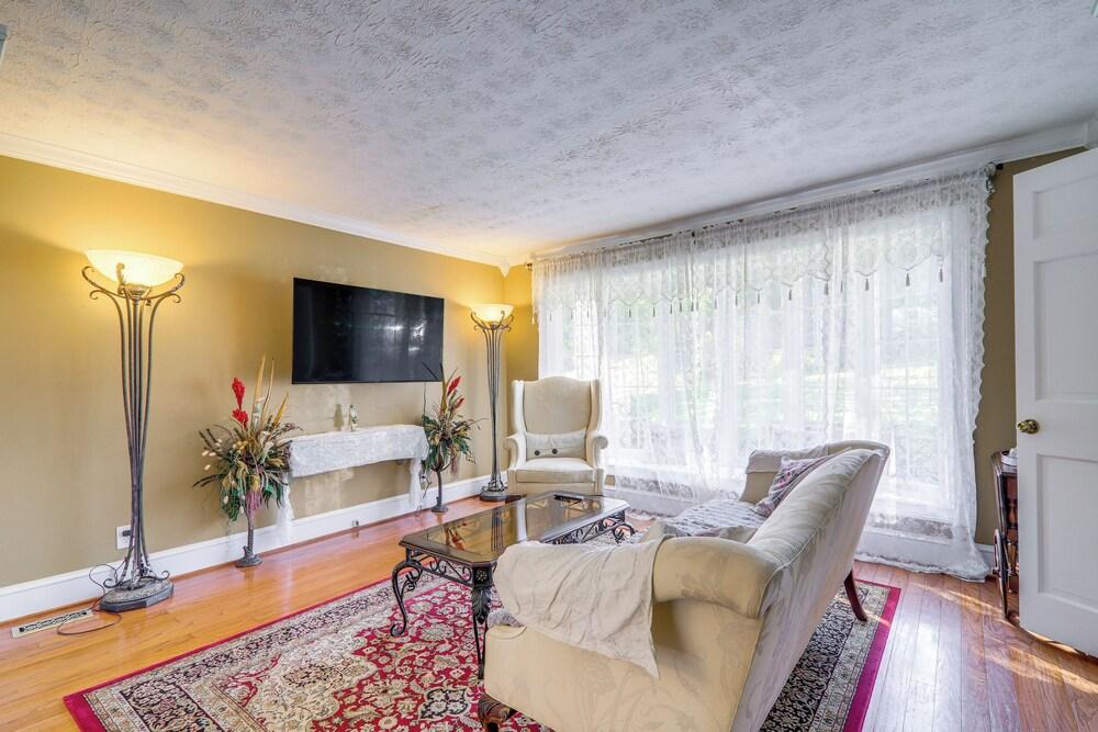 Game Room + Pond: Spacious Gainesville Getaway!