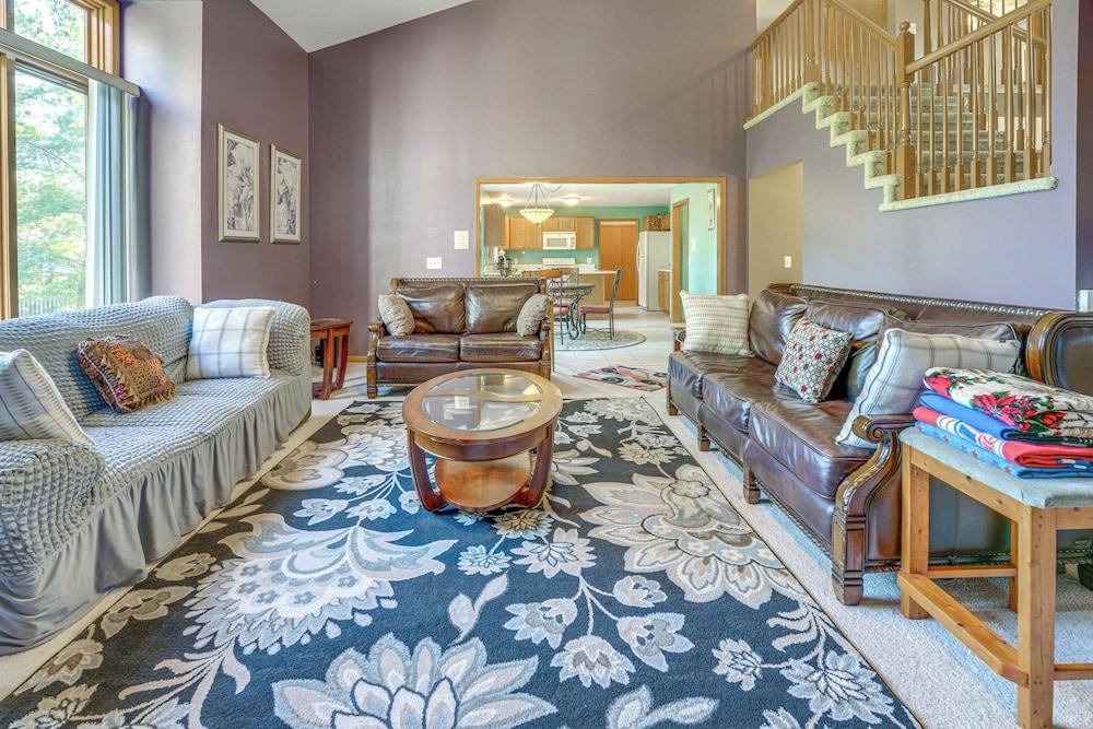 Private Yard w/ Patio: Family Getaway in Macomb