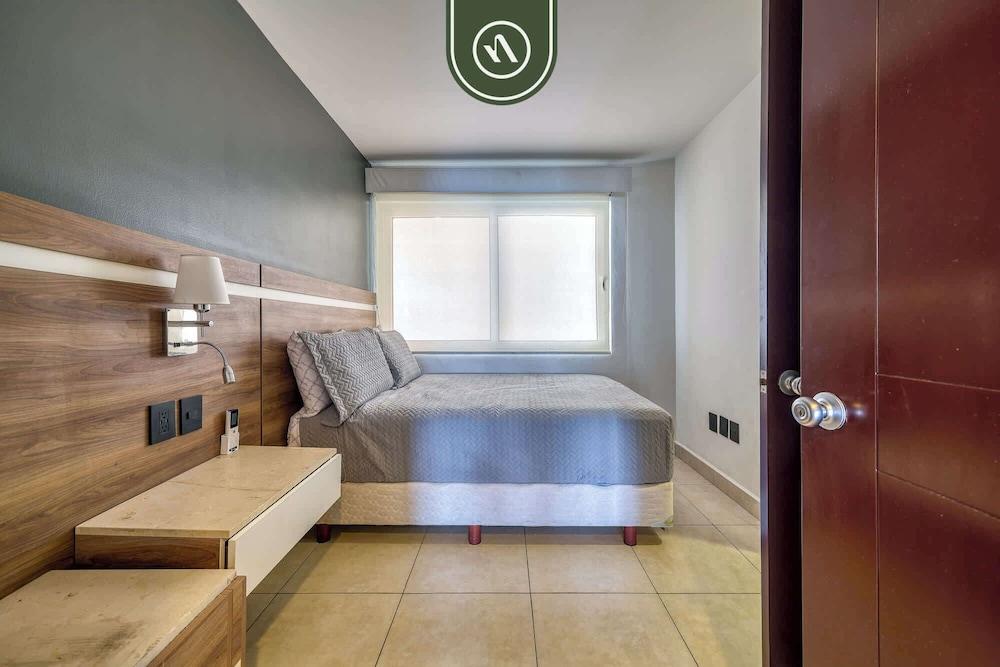 Oceanfron 4 BR Condo - Beach - Wyndham Pool