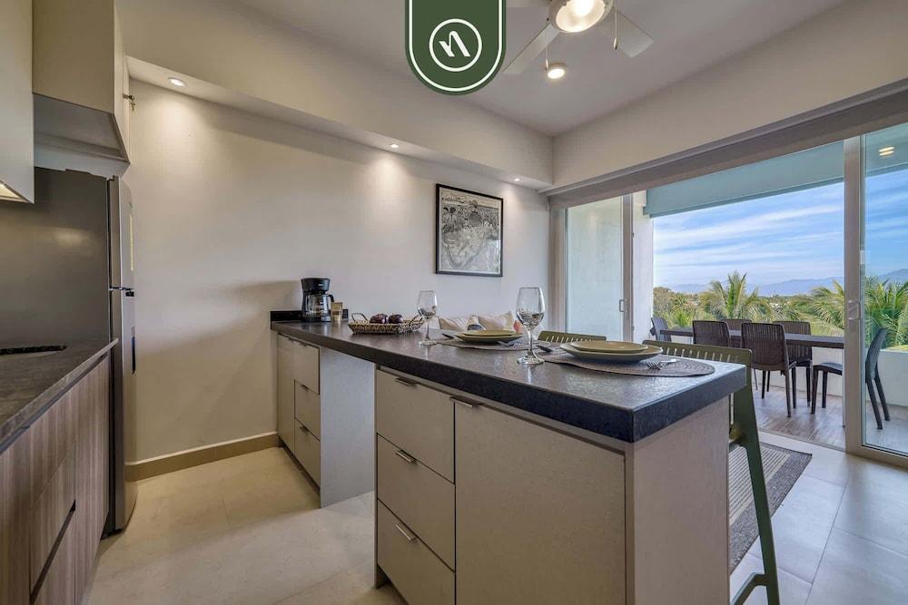 Brand New 1 BR Condo - Pool - Jacuzzi - Gym