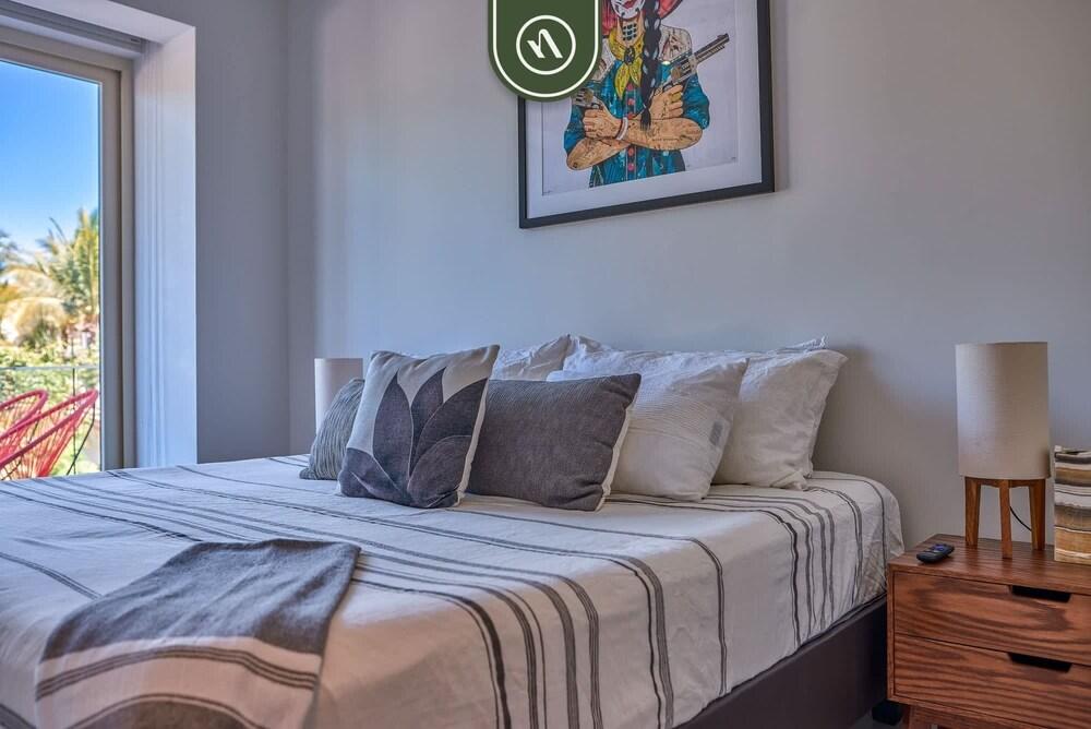 2BR Condo With Rooftop Pool - 2 Min Walk to Beach