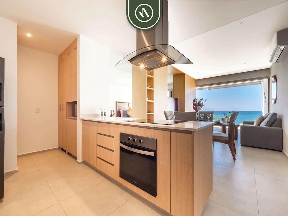 Oceanview 1 BR Condo - Private Beach - Pools