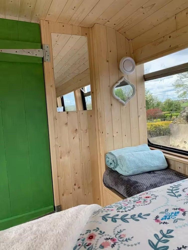 Ballinadee Bus - Boutique Bus Accommodation