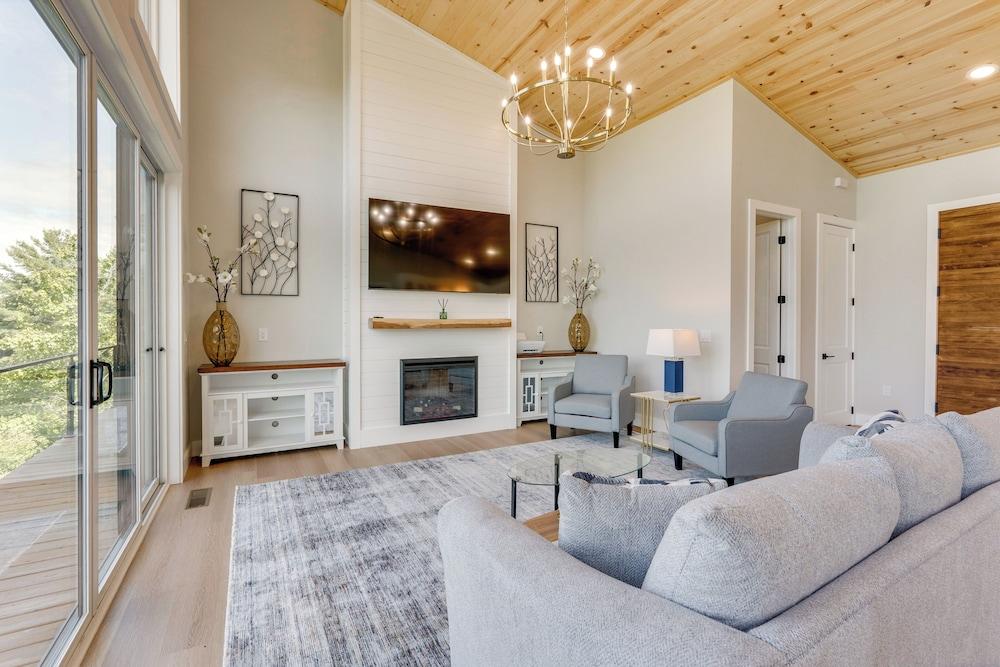 Mtn-view Decks & Fire Pit: Quiet Brasstown Escape