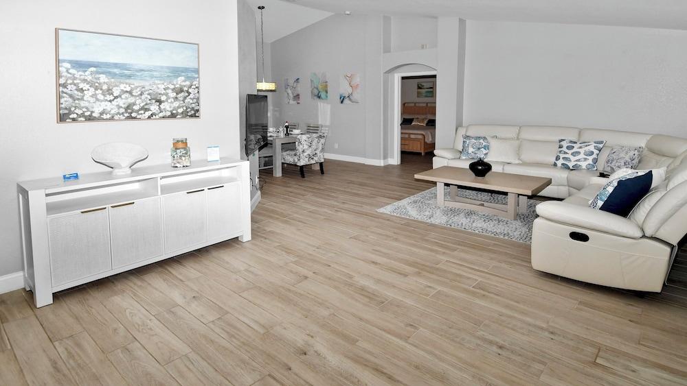 Mei Jing Waterfront Pool and Tiki Hut-must see