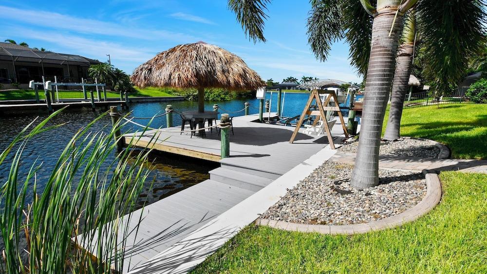 Mei Jing Waterfront Pool and Tiki Hut-must see