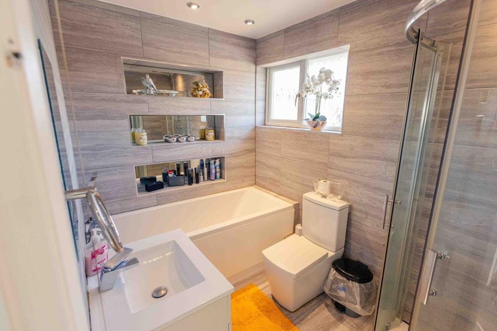 3 Bedrooms - Sleeps 8 - Wifi - 3 Car Parking