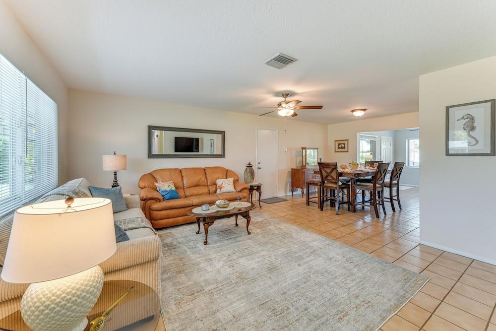 Beach Gear Provided! Cozy Family Home in Bradenton
