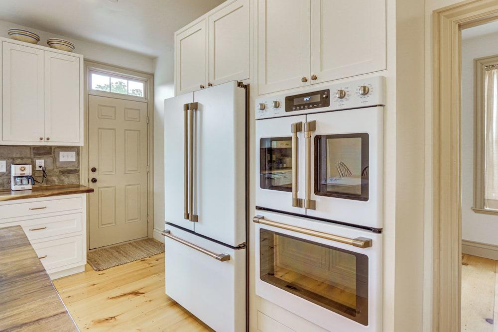 Updated Farmhouse < 2 Mi to Historic Middletown!