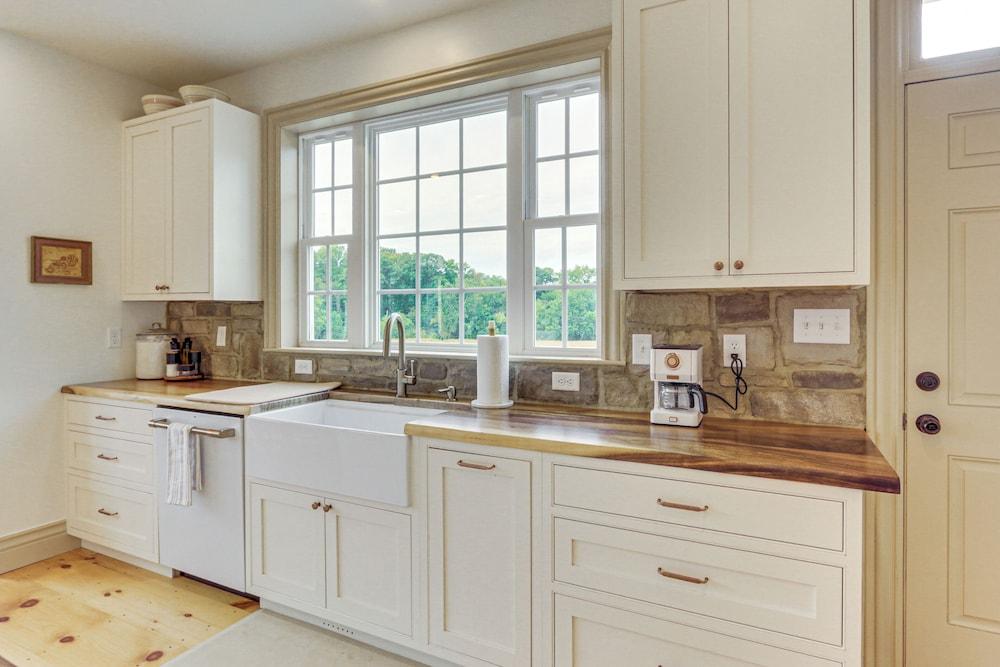 Updated Farmhouse < 2 Mi to Historic Middletown!