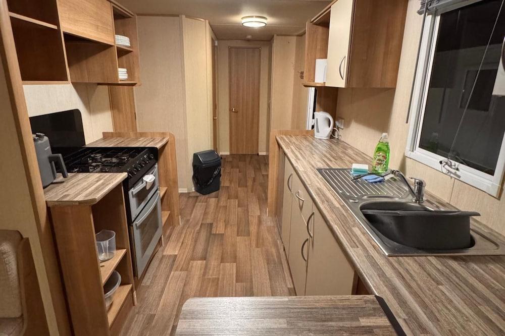 2 Bed Caravan - Sleeps 6 - Pet Friendly, Parking