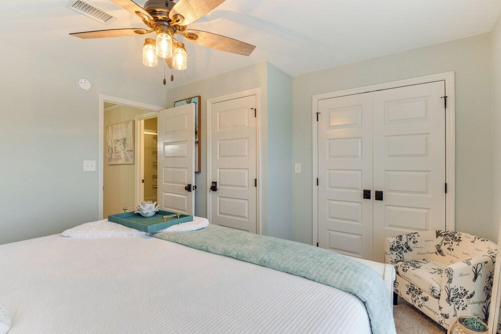Boat, Fish & Walk to Beach: Waterfront Destin Gem!
