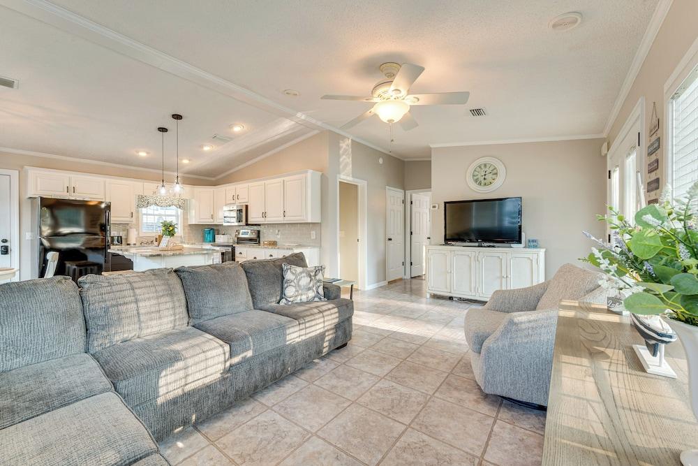 Breathtaking Views & Deck: Badin Lake House!