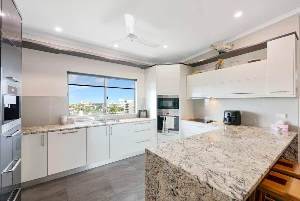 Zen Coastline Pool - Balcony Dining - Seaview