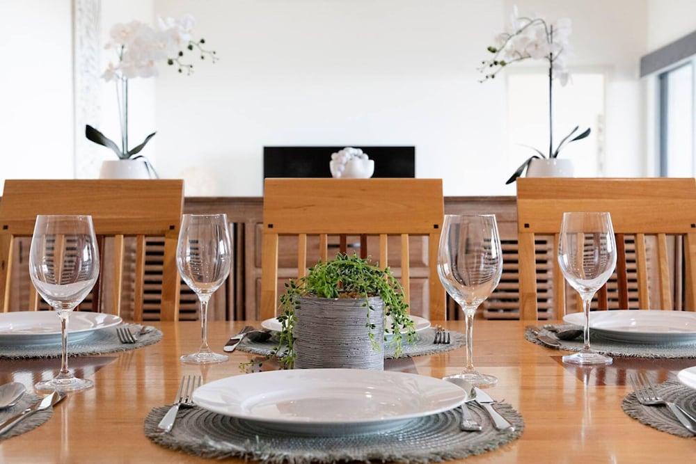 Zen Coastline Pool - Balcony Dining - Seaview