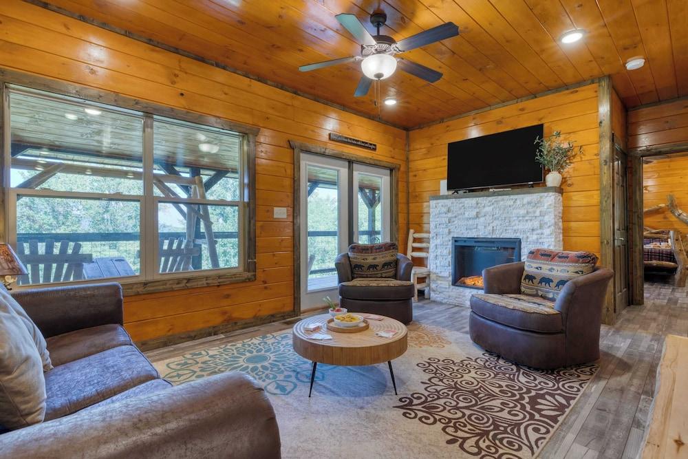 Indoor Pool, Theater, Hot Tub & Mountain Views Near Dollywood Crimson Crest by Avantstay