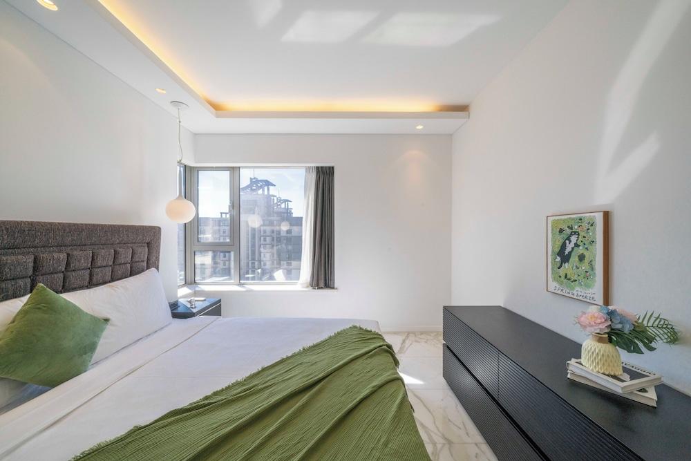 Tyms 2BR 1BA Apt Xujiahui Metro