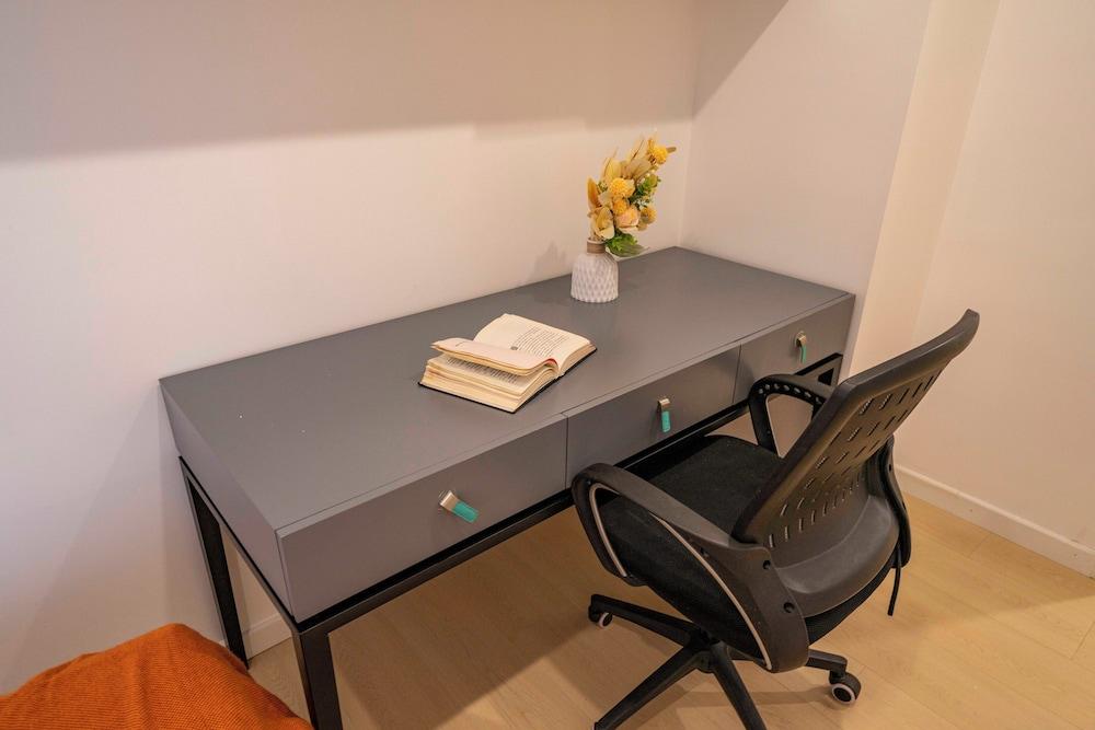 Tyms Bright 2BR 1BA Apt Xuhui Center