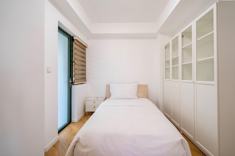 Tyms Spacious 4BR 2BA Apt Xujiahui