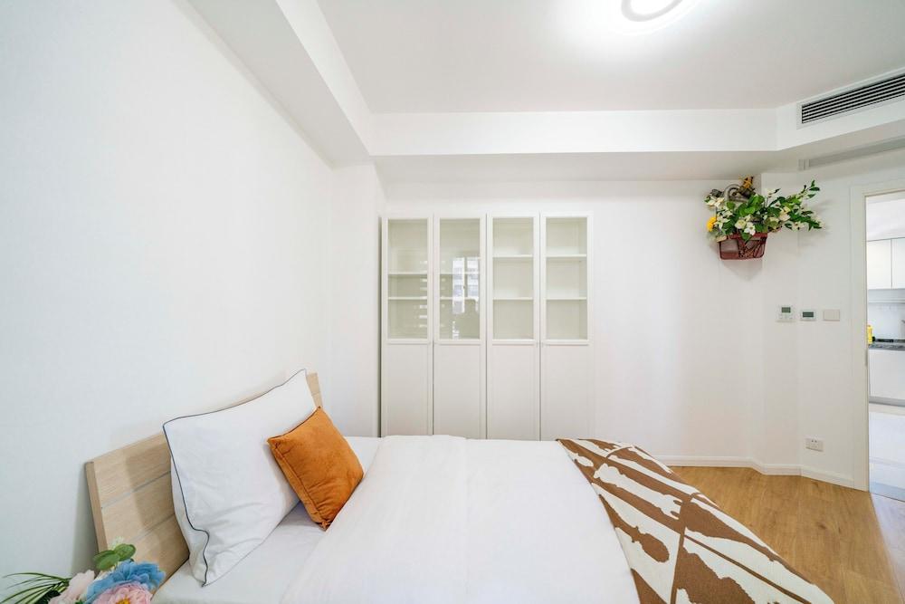 Tyms 4BR 2BA Apt Novel Garden