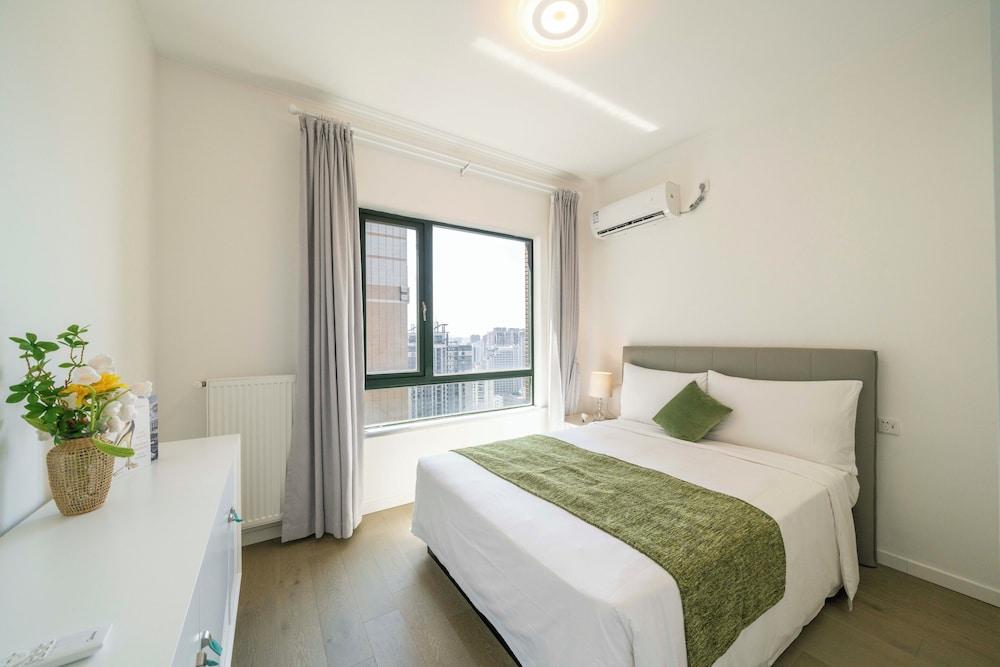 Tyms Elegant 4BR 2BA Apt in Xujiahui