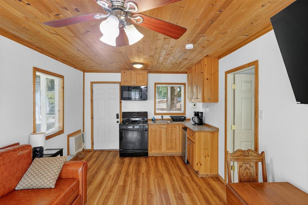 Rouge Cobb Mountain Hotel - Cabin 2