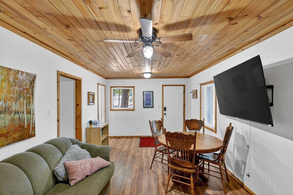 Rouge Cobb Mountain Hotel - Cabin 4