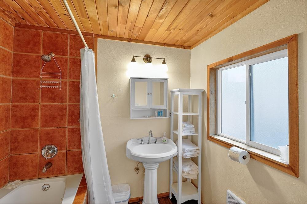 Rouge Cobb Mountain Hotel - Cabin 5