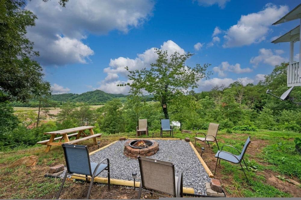 Smoky Mountain Cabin With Stunning Views