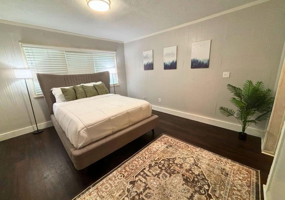 Retro 1BR Near Downtown Quiet Comfy Stay