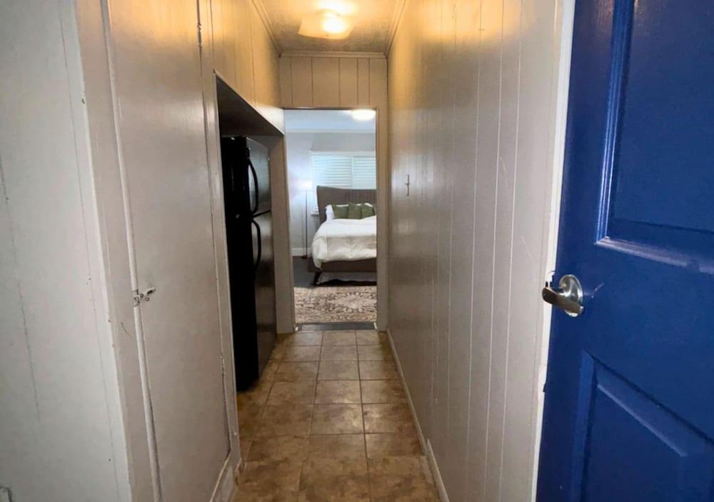 Retro 1BR Near Downtown Quiet Comfy Stay
