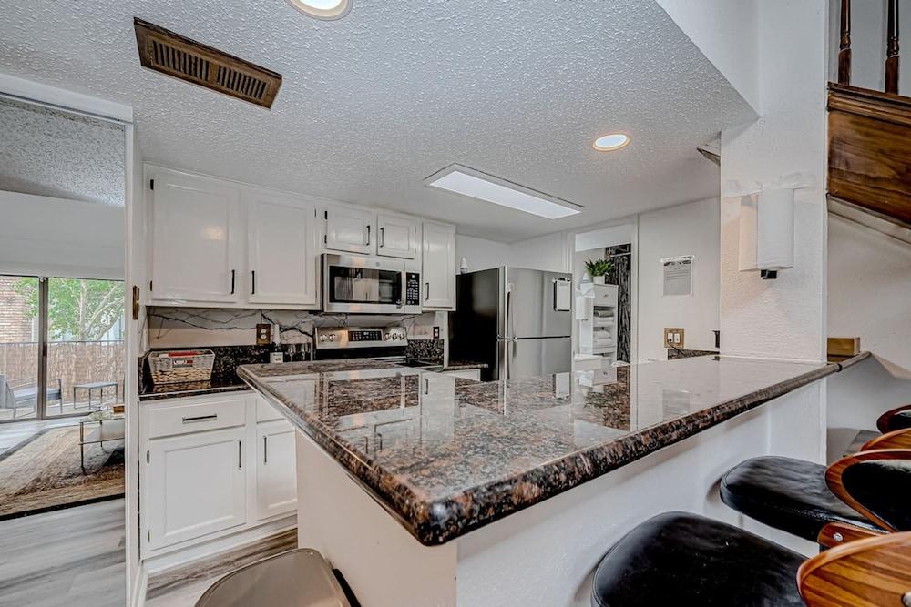 Upscale 1BR Condo in Med Center