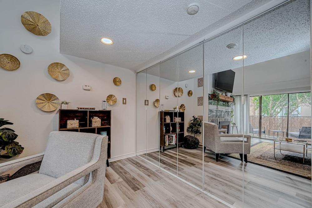 Upscale 1BR Condo in Med Center