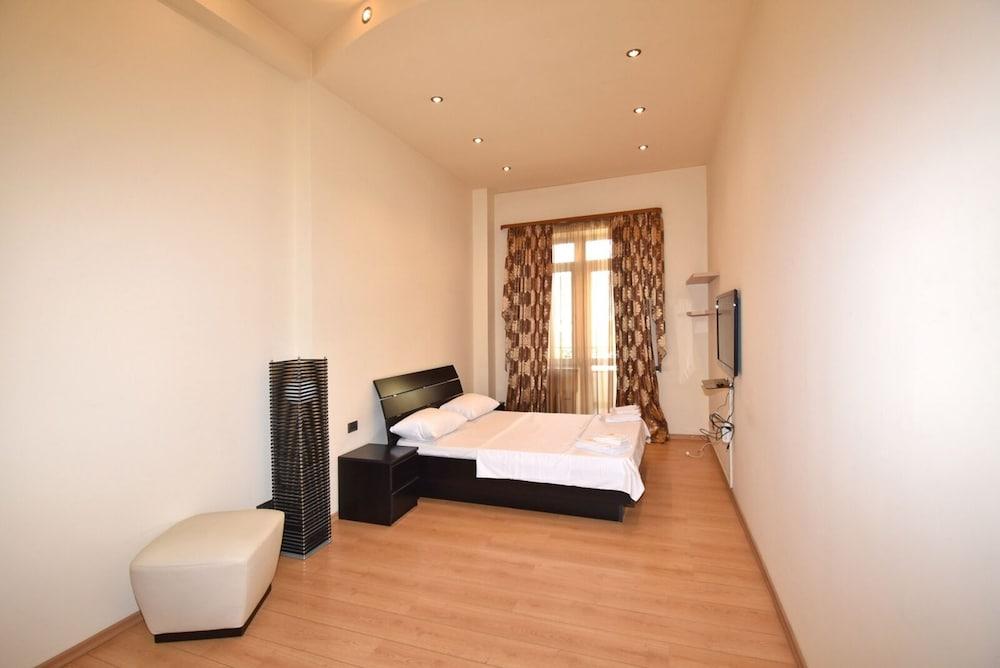 Spacious Apartment by Luxe Group TT606