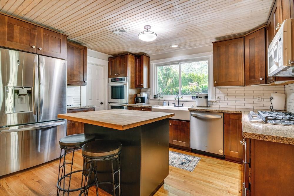 Mtn Views, Deck, Porches & Patio: Asheville Escape