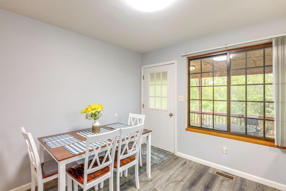 Hillside Home 5 Mi to the Ark in Williamstown!