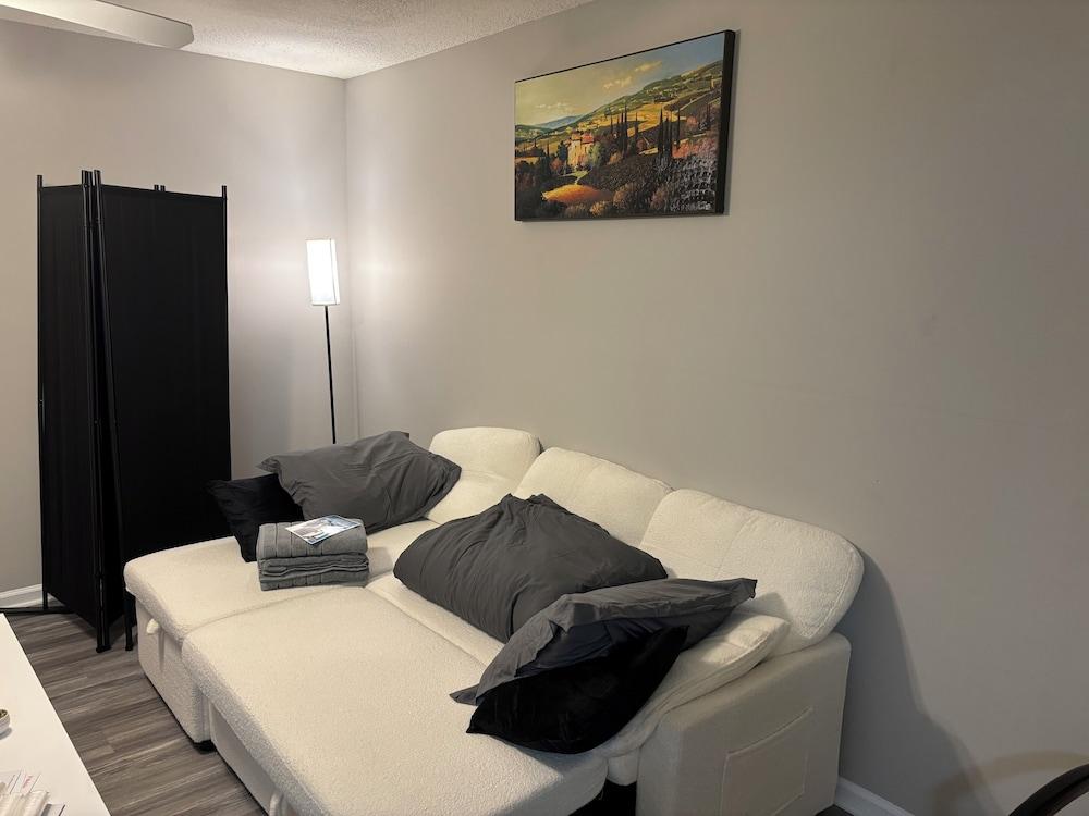 Cozy Hampton townhouse