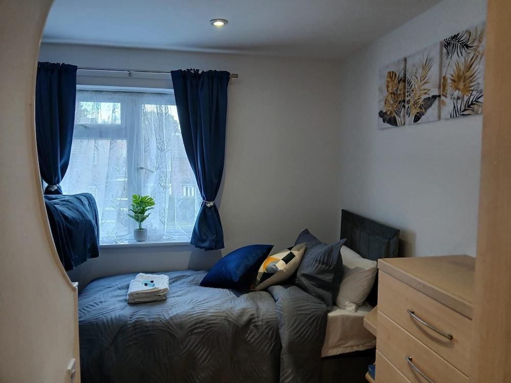 Modern and Spacious 3 Bed Retreat - Bracknell